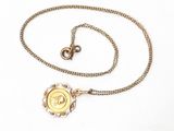 collier plaqué or avec une pièce et une chaîne munie d'un fermoir