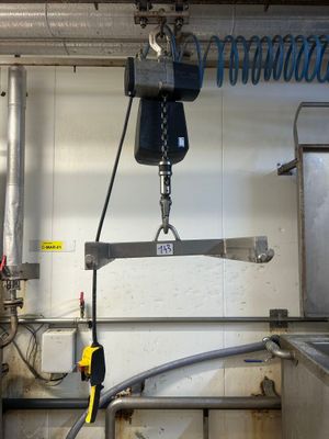 une photo d'une machine qui travaille sur une pièce de métal