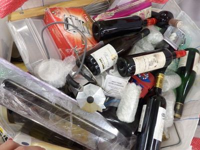plusieurs bouteilles de vin dans un bac en plastique
