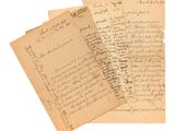 une pile de vieux papiers couverts d'écriture, empilés les uns sur les autres