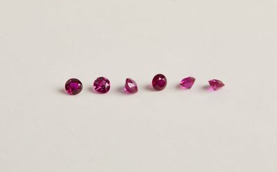 un ensemble de trois saphirs roses sur un fond blanc
