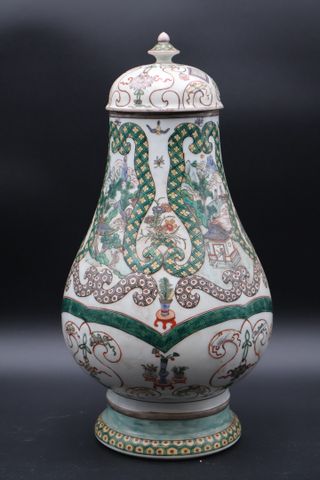 SAMSON - Pot couvert en porcelaine à décor polychrome de scène an...