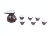 un pichet et des tasses posés côte à côte sur une table