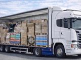 un semi-remorque avec un important chargement de cartons à l'arrière