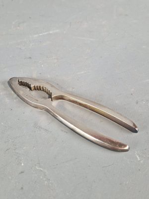 une paire de pinces posée sur une table