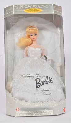 poupée Barbie dans une boîte, vêtue d'une robe blanche et d'un nœud