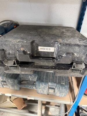 une valise posée sur une table