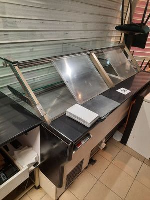 un comptoir sur lequel sont disposés de nombreux plats