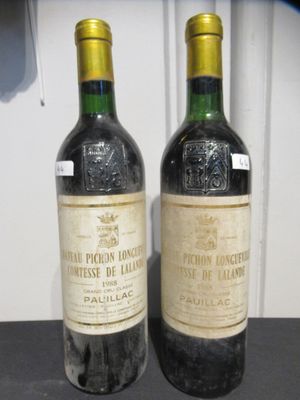 deux bouteilles de vin posées sur une table