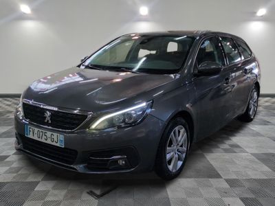 la voiture grise est garée dans le garage sur le sol en damier