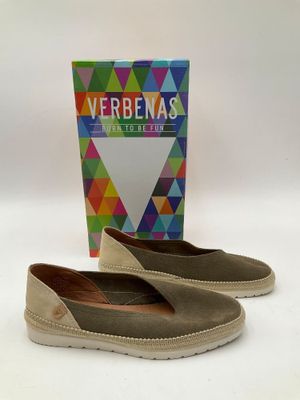 une paire de chaussures pour femme avec une boîte sur le côté