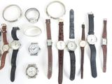 Plusieurs modèles de montres sont disposés sur une surface blanche