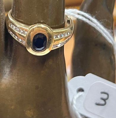 une bague en or ornée d'une pierre bleue