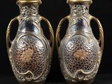 deux vases placés côte à côte sur un fond noir