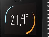 un thermostat numérique noir muni d'une horloge