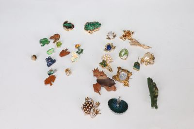 de nombreux types de broches sur un fond blanc
