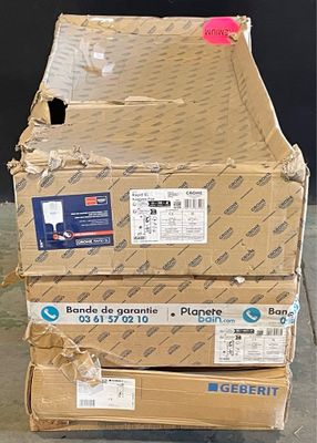 trois boîtes empilées sur le sol