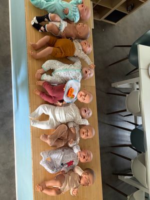 beaucoup de poupées assises sur une table