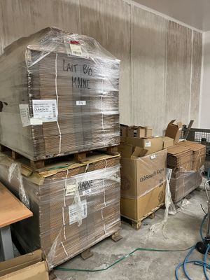 de nombreuses boîtes empilées les unes sur les autres dans une pièce