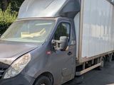 un camion garé sur le côté de la route