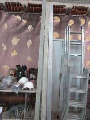 une photo d'une pièce dans laquelle se trouve une échelle