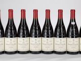 six bouteilles de vin alignées sur une table