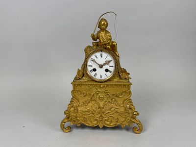 Pendule en bronze doré et ciselé à décor de rinceaux feuilla…