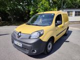 une camionnette jaune garée sur le parking