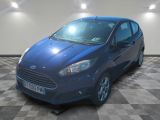 la voiture bleue est garée sur un sol en damier dans le garage