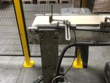 une image d'une machine qui travaille sur une pièce de métal
