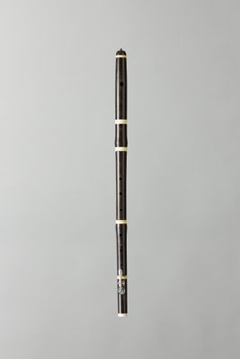 un gros plan d'un stylo sur fond gris