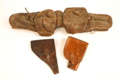 trois paires de vieux gants en cuir et un étui en cuir