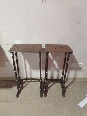 deux petites tables posées l'une à côté de l'autre sur le sol