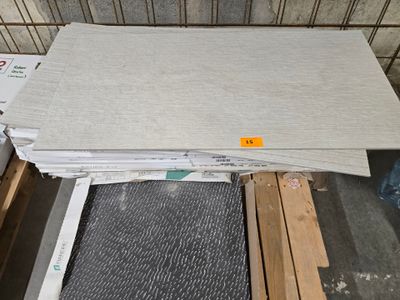 une pile de feuilles de papier blanches posée sur une palette
