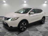 le suv blanc de nissan est garé sur un sol en damier
