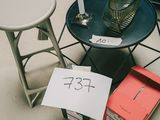 une table avec deux chaises et une table sur laquelle est posé un panneau