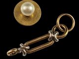 un gros plan d'un objet métallique orné d'une perle