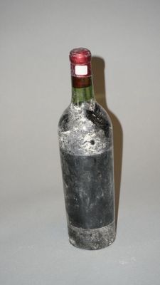 une bouteille de vin posée sur une table