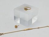 une photo d'une bague en or posée sur une boîte transparente