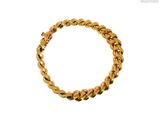 gros plan d'un bracelet en or sur fond blanc