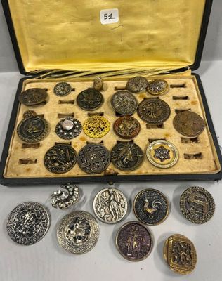 une boîte ouverte remplie d'une grande variété de boutons