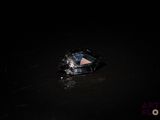 une photo d'un diamant posé par terre, la nuit