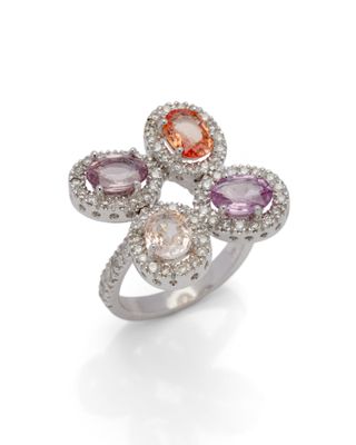 un gros plan d'une bague ornée de trois pierres de couleurs différentes