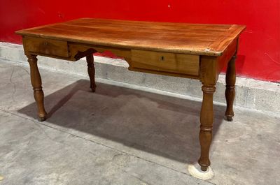 LOT DE MOBILIER Comprenant : BUREAU PLAT En noyer Ouvrant pa…