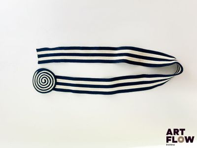 une image représentant un bandeau rayé noir et blanc sur fond blanc