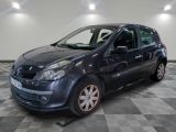 la photo d'une voiture grise garée dans un garage