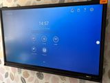 un téléviseur à écran plat fixé au mur d'une pièce