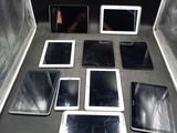 de nombreux types d'appareils électroniques exposés dans une vitrine