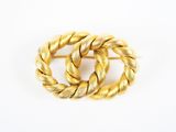 gros plan d'une bague en or sur une surface blanche