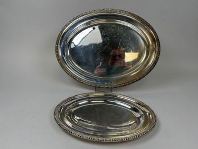 un plateau en argent avec un miroir à l'intérieur, posé sur une table